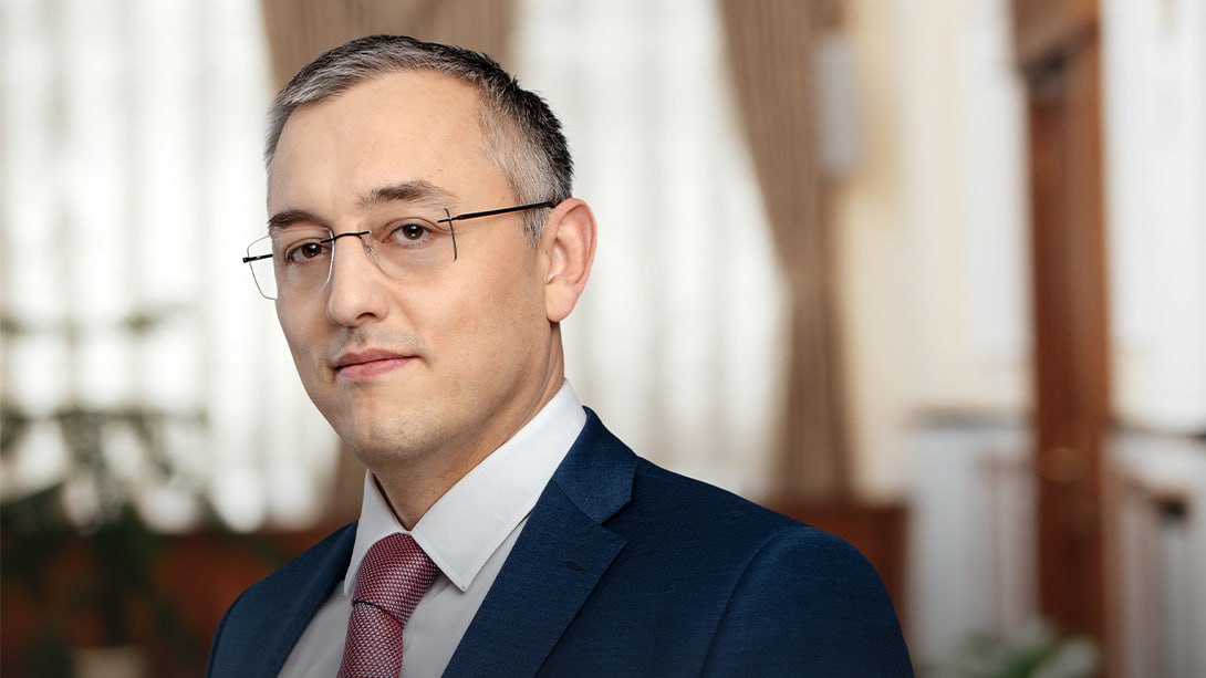 ЦБ планирует обязать брокеров получать отдельную лицензию для проведения внутренних торгов Об этом заявил журналистам зампред Банка России Филипп Габуния в кулуарах Уральской конференции НАУФОР 2025 Речь идет о так называемых торгах внутри себя когда брокеры соединяют заявки клиентов не выводя их на биржу Если они делают полную имитацию того что происходит в стакане т е как при биржевой торговле да надо будет получать лицензии Сейчас просто есть некоторая неопределенность в законодательстве которая позволяет это делать без лицензии Но мы считаем это неправильно отметил зампред По его словам в ближайшее время регулятор выйдет с предложением уточнить понятие организованных торгов чтобы такое можно было сделать но получив лицензию Габуния уточнил что для соответствующих изменений потребуются поправки в законодательство jkinvest news jkinvest