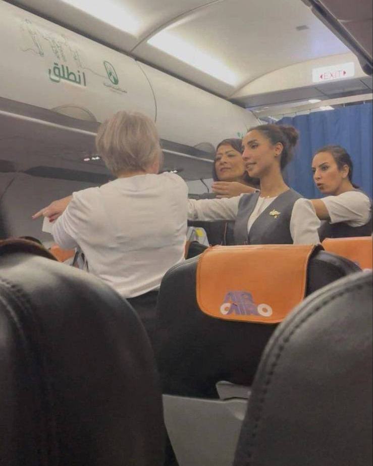 Экипаж ушёл спать люди едва не начали драку рейс из Пулково в Шарм эш Шейх не может вылететь уже больше суток Самолёт Air Cairo должен был отправиться 14 ноября в 6 утра но туристы так и не улетели Пассажиры несколько раз приезжали в аэропорт поднимались на борт и снова оказывались в терминале На табло вылет переносили десятки раз теперь обещают 17 00 15 ноября По словам пассажиров ночью они 2 5 часа просидели в самолёте снегопад усилился другие борта проходили антиобледенительную обработку но рейс так и не выпустили Потом людей высадили экипаж объявил что отработал норму и отправился спать Пассажиров не кормили гостиницы и информации не предоставили персонал почти не говорил по русски Напряжение было таким что в зал прибыл СОБР чтобы не допустить конфликтов Прокуратура начала проверку вылета ждут 155 человек GradSPb Места СПб TodaySPb Новости СПб