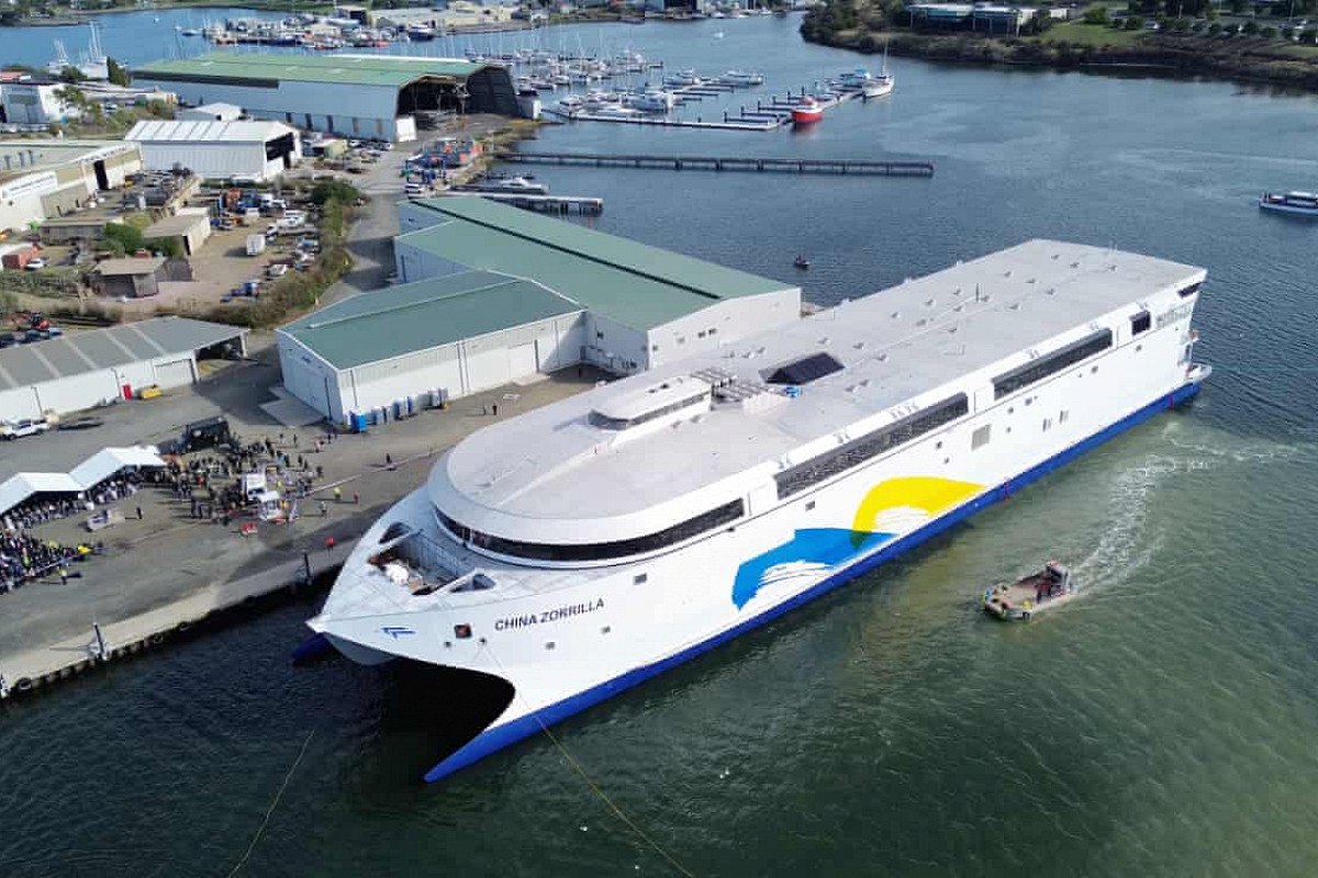 Австралийская судостроительная компания Incat спустила на воду самое большое в мире судно, работающее на аккумуляторных батареях. Об этом сообщает The Guardian. В компании судно назвали гигантским скачком вперед в области экологичного судоходства и самым важным проектом, который она когда‑либо осуществляла. Судно длиной 130 метров будет курсировать между столицей Аргентины Буэнос-Айресом и Уругваем. Оно будет работать полностью на аккумуляторных батареях и перевозить до 2100 пассажиров и 225 автомобилей через реку. «Мы строим лучшие в мире суда здесь, в Тасмании, уже более четырех десятилетий, и Hull 096 — самый амбициозный, самый сложный и самый важный проект, который мы когда‑либо реализовывали», — сказал председатель правления Incat Роберт Клиффорд. Корабль оснащен более чем 250 тоннами аккумуляторов и имеет более 40 мегаватт-часов установленной мощности. Система хранения энергии подключена к восьми водометам с электрическим приводом, а ее мощность в четыре раза больше, чем у любой предыдущей морской установки. :Incat #Новости