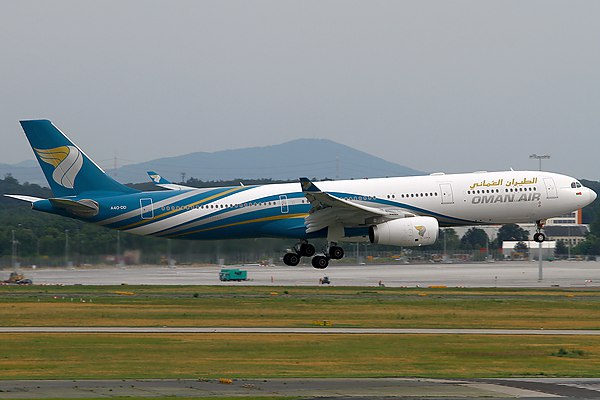 Oman Air планирует перевезти 10 тыс российских туристов на чартерах в Салалу Авиакомпания Oman Air в 2026 году рассчитывает перевезти из России в Оман более 70 тыс пассажиров в том числе 10 тыс в рамках стартующей 26 декабря чартерной программы из Москвы в Салалу Об этом сообщает Интерфакс В 2024 году мы перевезли между Россией и Оманом 28 тыс пассажиров В 2026 году пересечем планку 70 тыс пассажиров из России на рейсах в Маскат и Салалу Около 25 потока это транзитные туристы направляющиеся через Маскат в третьи страны Малайзию Таиланд и другие 75 летят в Оман или проводят в стране во время пересадки три и более дней рассказал коммерческий директор компании Марк Раттер на пресс конференции посвященной запуску первой чартерной программы в Оман aviaru net n290743