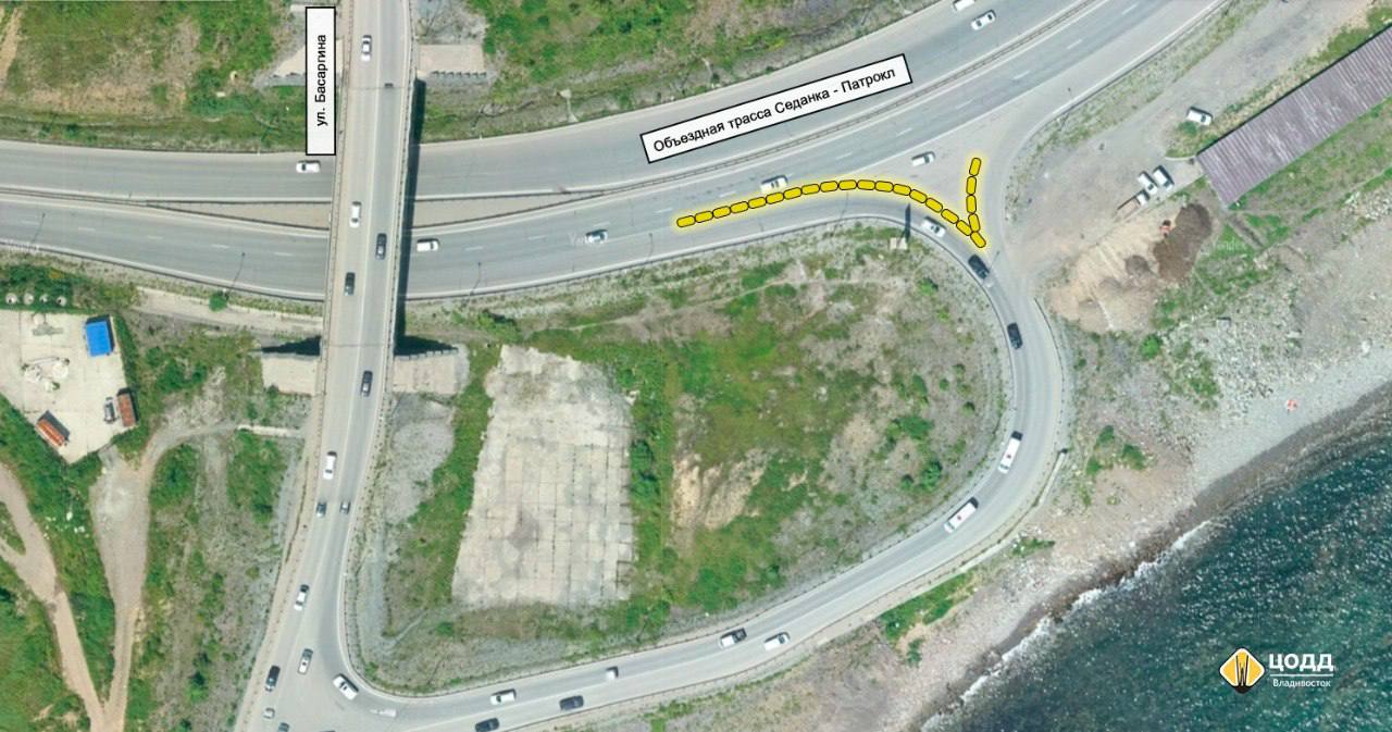 Делиниаторы установят в районе поворота на Патрокл до конца августа.   Они обеспечат безопасный и удобный проезд в сторону перекрестка улиц Басаргина и Новороссийской.  Технические средства организации дорожного движения установят вдоль сплошной линии разметки и частично - разделительного островка, чтобы снизить аварийность, а также исключить случаи нарушения ПДД.