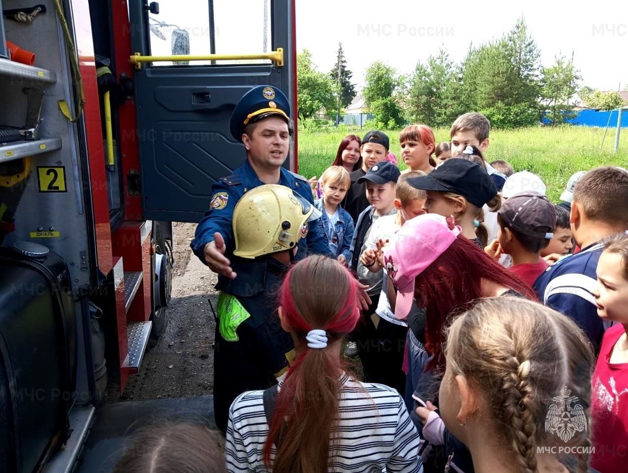 С профессией пожарного на «ты» стали узловские школьники В Узловой в одном из пришкольных лагерей отдыхающие ученики на день погрузились в тему пожарной безопасности и познакомились с профессией пожарного. Усвоив основные правила безопасного поведения в летний период: как вести себя в природной среде, на водных объектах, а также номера телефонов вызова экстренных служб, школьники приступили к «исследованию» боевой техники спасателей, пожарно-технического вооружения и аварийно-спасательных инструментов. Каждый из юных отдыхающих смог посидеть за рулем автомобиля и примерить боевку огнеборцев, а еще попробовать полить воду из пожарного рукава на условный очаг возгорания. В завершении встречи дети и спасатели записали короткое видео с пожеланиями #БезопасныхВыходных. МЧС Тульской области подписаться