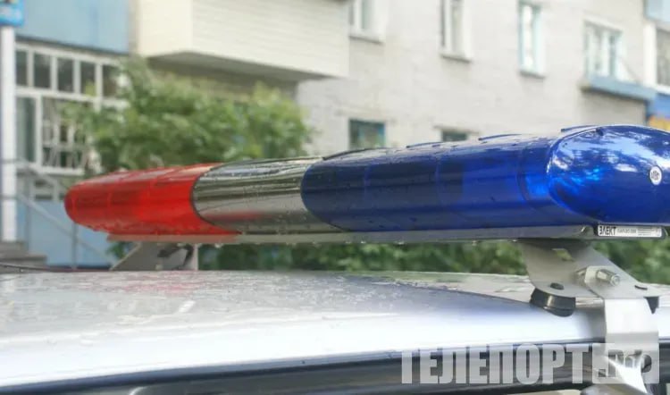 Подросток, сбивший девочку в Приамурье, скрылся с места аварии Прокуратура в Приамурье начала проверку по факту ДТП, в котором пострадала 7-летняя девочка. Ранее стало известно, что ребенок угодил под колеса автомобиля Toyota Dyna, которым управлял подросток. По данным прокуратуры, 16-летний парень скрылся с места аварии. Несовершеннолетний 2009 года рождения, управляя грузовым автомобилем Toyota Dyna, 21 июля около 18:00 часов, поворачивая во двор многоквартирного дома в районе магазина по переулку Переездный, не убедился в безопасности своего маневра, совершил наезд на девочку 2018 года рождения. Водитель скрылся с места ДТП. Его личность впоследствии установили сотрудники полиции, он был доставлен в отдел, сообщает прокуратура. В результате аварии девочка была госпитализирована с серьезными травмами. Прокуратуре района предстоит установить все обстоятельства случившегося, дать оценку соблюдению законодательства о безопасности дорожного движения, в сфере профилактики правонарушений несовершеннолетних, а также исполнению родителями своих обязанностей. ТЕЛЕПОРТ.РФ – здесь все об Амурской области Написать нам