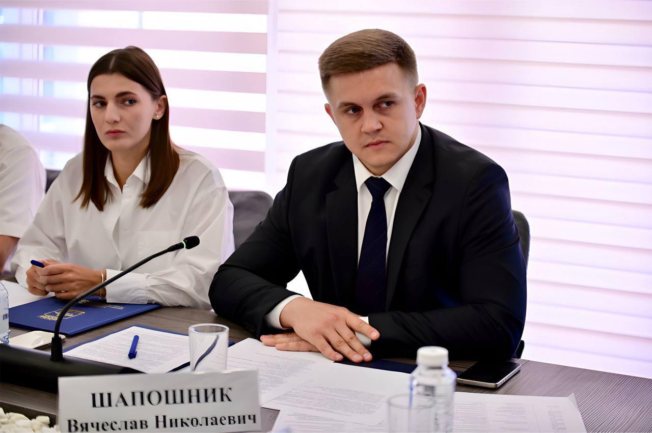 Работу мусорного полигона обсудили совместно с новороссийскими общественниками и главой Российского экологического общества, председателем Общественно-экспертного совета по национальному проекту «Экологическое благополучие» Рашидом Айдыновичем Исмаиловым, врио министра топливно-энергетического комплекса и жилищно-коммунального хозяйства Краснодарского края Вячеславом Николаевичем Шапошник, руководителем Терра-Н и Южного регионального оператора. Работы по реконструкции полигона ведутся с конца мая. Запланировано строительство двух участков размещения отходов общей ёмкостью 225 тысяч тонн, одного участка компостирования на 70 тысяч тонн в год и модернизация сортировочного комплекса. Работы завершатся до конца текущего года с постепенным вводом объектов в эксплуатацию. Наших экоактивистов волнует судьба полигона, поэтому его работа должна быть выстроена максимально прозрачно и открыто. Готовность к обсуждению – основа успешной реализации любого проекта: организован общественный контроль, с жителями выстраивается успешное взаимодействие для совместного решения вопросов, связанных с сортировкой и дальнейшей утилизацией отходов. Встречи с неравнодушными новороссийцами при участии всех заинтересованных сторон продолжим. Благодарю за участие в решении важных как для Новороссийска, так и для всего региона, вопросов.
