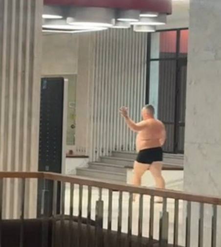 В КФУ проник полуголый дебошир Мужчина выломал дверь и прошел мимо охранников после чего начал дебоширить Сотрудники университета вызвали полицию Нарушителя задержали kazan