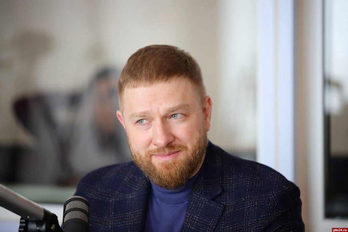 Единая Россия приостановила членство заслуженного работника СМИ Псковской области Партия Единая Россия приостановит членство депутата Законодательного собрания Санкт Петербурга заслуженного работника СМИ Псковской области Александра Малькевича в связи с уголовным делом в его отношении Об этом сообщил спикер городского парламента и лидер региональной Единой России Александр Бельский 15 октября видео с таким заявлением было размещено в его Telegram канале Партия приостановит его членство до выяснения всех обстоятельств в материалах дела сообщил Александр Бельский На прошлой неделе член фракции Единая Россия Александр Малькевич стал фигурантом уголовного дела о растрате денег на телеканале Санкт Петербург которым он руководил до избрания в ЗакС С января 2021 года по сентябрь 2023 года он был генеральным директором АО Городское агентство по телевидению и радиовещанию учредитель телеканала Санкт Петербург пишет РБК Как сообщали в Следственном комитете по делу о хищении денег у АО Городское агентство по телевидению и радиовещанию Санкт Петербурга финансируемого за счет бюджета города проходят пятеро обвиняемых Кроме Малькевича это глава Центра управления регионом Елена Никитина и ее муж Сергей Кожокар замгендиректора по экономике и финансам телеканала Санкт Петербург Сергей Сыров а также блогер и пиарщик Николай Камнев Детали