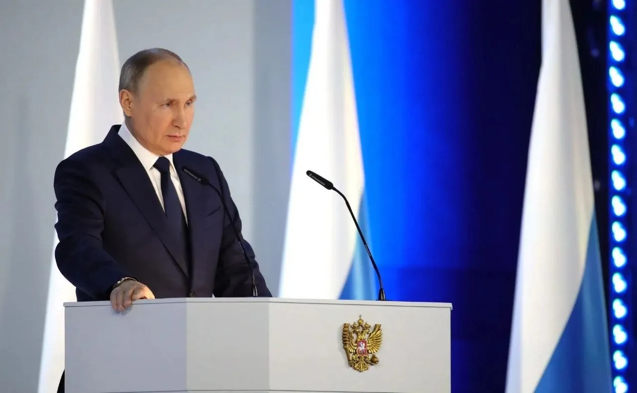 Сегодня 21 апреля ровно пять лет как Президент России Владимир Путин запустил программу социальной газификации догазификации  В своем обращении к Федеральному собранию глава государства поставил задачу которая изменила жизнь миллионов людей по всей стране в целом и тысячам северян на территории Архангельской области в частности Тогда 21 апреля 2021 г Президент поддержал инициативу по бесплатному подведению природного газа до границ земельных участков в газифицированных или планируемых к газификации в ближайшее время населенных пунктах За это время от жителей приняли 1 85 млн заявок на догазификацию заключили свыше 1 8 млн договоров из них более 1 5 млн договоров исполнили построив сети до границ земельных участков частных домовладений уже 1 17 млн семей пользуются экономичным и экологически чистым топливом в быту Затем был принят еще ряд важных решений программа догазификации стала бессрочной ее действие распространили на дома в садоводствах газифицированных населенных пунктов и на соцобъекты С 2025 г мероприятия социальной газификации вошли в федеральный проект Жилье нацпроекта Инфраструктура для жизни Дальше больше Министерство ТЭК и ЖКХ АО в МАХ