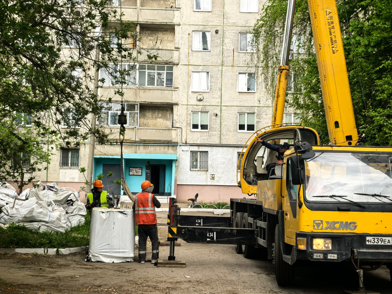 В рамках специального инфраструктурного проекта подрядной организацией ООО СК «СТИЛЛ» шефа-региона Тюменской области ведутся работы по капитальному ремонту кровли по адресу: г. Краснодон, квартал Лесной, 2. На данный момент осуществляется демонтаж плоской кровли над подъездом №1, чтобы подготовить его к следующим этапам работ. В то же время над подъездами №2 и 3 уже успешно уложен первый слой кровли, и специалисты приступают к подготовке для укладки второго слоя. Кроме того, ведутся работы по устройству примыканий, что обеспечит надежность и долговечность обновленной кровельной конструкции. Ведется подъем строительных материалов на кровлю дома, что позволит продолжить работы в ускоренном темпе и обеспечить их своевременное завершение. Общая площадь кровельных работ на данном объекте составляет 1355 квадратных метров. Следите за обновлением информации! Сергей Козенко