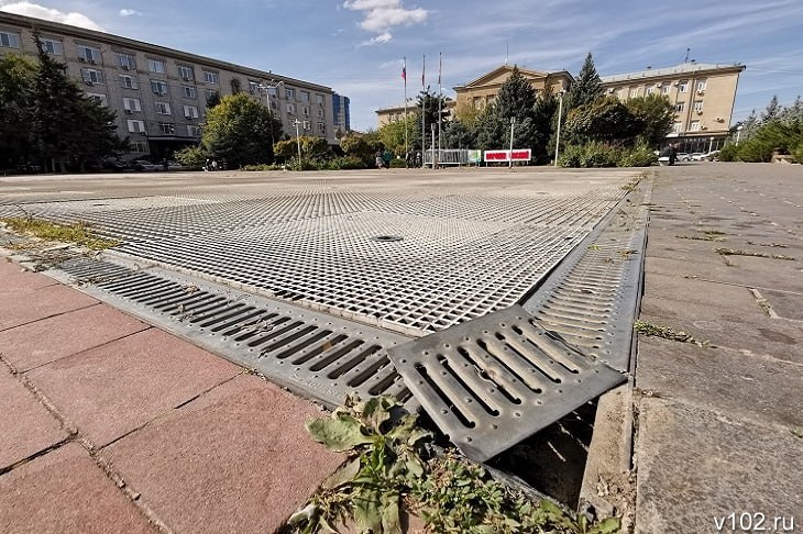 В Волгограде руководство МБУ отмыло сотни тысяч на исправном фонтане Директор МБУ ЖКХ Ворошиловского района Волгограда и его заместитель Дмитрий Самонин готовятся предстать перед судом по уголовному делу об отмыве денег на муниципальном контракте Бывшим руководителям вменяют получение взятки в составе группы лиц по предварительному сговору в крупном размере Согласно материалам уголовного дела МБУ заключило 16 мая 2025 года контракт на ремонт фонтана на площади Советской стоимостью 438 тысяч рублей Однако на самом деле работы были проведены энергетиком муниципального учреждения в рамках стандартного технического обслуживания Узнав об этом Соколов предложил подрядчику за 298 тыс рублей подписать акты выполненных работ по контракту без их фактического проведения Интересно что заиметь кругленькую сумму Соколов решил чужими руками подробнее Мы в МАХ max ru v102ru Подписывайтесь