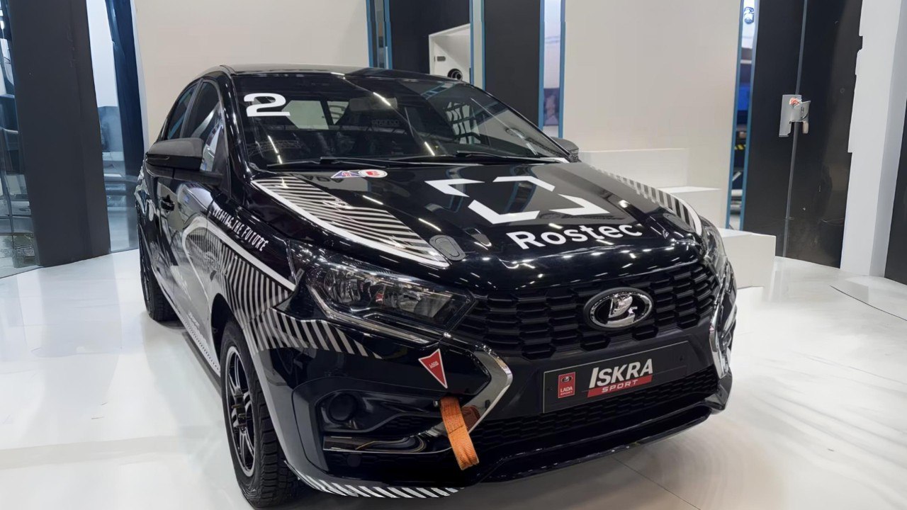 АвтоВАЗ показал Lada Iskra Sport Основными изменениями стали обновлённый двигатель на 173 л с с крутящим моментом до 200 Нм и множество переделок по внутренней части спортивные амортизаторы гидравлические тормоза и новый салон со спортивным рулём Автомобиль соответствует требованиям для автокросса так что топливный бак соответствующий Lada Sport на 18 литров Пока модель остаётся условным концептом компания не говорила пойдёт ли автомобиль в серийное производство rozetked me news 41815