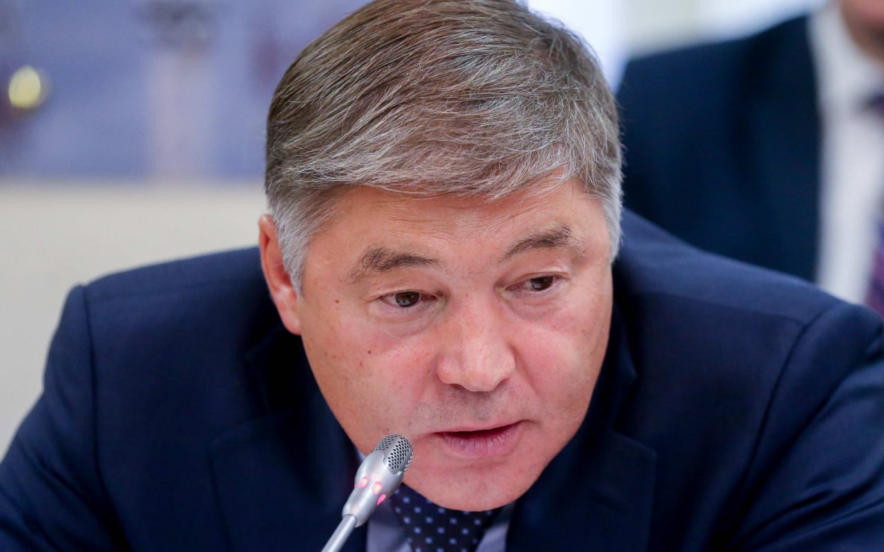 Генпрокуратура обвинила депутата Госдумы от ЛДПР в коррупции Иск Генпрокуратуры о национализации крупнейшего оператора по продаже авиабилетов Сирена Трэвел связан в том числе с депутатом Госдумы Рифатом Шайхутдиновым ЛДПР По версии ведомства группа компаний была создана благодаря использованию похищенной госсобственности и на коррупционные доходы Шайхутдинова узнал КоммерсантЪ Рифат Шайхутдинов некоторое время возглавлял ГУП Главное агентство воздушных сообщений гражданской авиации ГАВС ГА По версии Генпрокуратуры не позднее 1998 года Шайхутдинов вместе с членами организованной преступной группы Ибрагимом Сулеймановым и Татевосом Суриновым в 2007 году осуждены за хищения государственного аэронавигационного оборудования освобождены досрочно разработали план по захвату активов ГУП ГАВС ГА и их легализации Якобы Шайхутдинов без согласия федерального собственника заключил сделки которые привели к переходу функционала и имущества предприятия в подконтрольные ему Сулейманову и Суринову компании При этом в 2004 году против Шайхутдинова уже возбуждали уголовное дело о преднамеренном банкротстве и растрате средств ГУП ГАВС ГА В 2007 году судебная коллегия Верховного суда дала заключение о наличии в его действиях признаков преступления но депутаты Госдумы не дали согласия на уголовное преследование Шайхутдинова который к тому моменту был парламентарием Он избирался в Госдуму в 2003 2011 годах от ЛДПР В декабре 2011 года уголовное дело прекратили в связи с истечением сроков давности Подписаться Прислать новость Помочь бустами