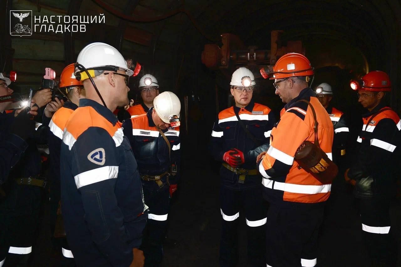 Губернатор Белгородской области Вячеслав Гладков вручил сотрудникам Яковлевского ГОКа награды по случаю профессионального праздника Дня шахтера в шахте на глубине 700 метров