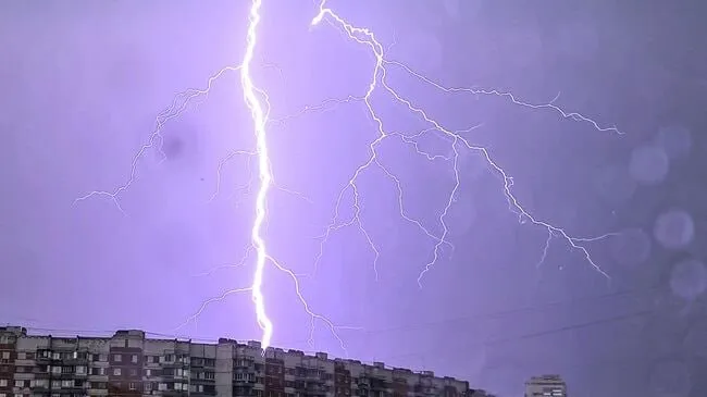 Москвичей экстренно предупредили о грозе и усилении ветра Ухудшение погоды ожидается в ближайшие часы уточнили в столичном главке МЧС По прогнозам синоптиков до конца суток 5 мая на территории Москвы местами ожидаются дожди с грозами возможно усиление ветра до 15 м с говорится в сообщении Подписаться на Говорит Москва Telegram VK МАКС