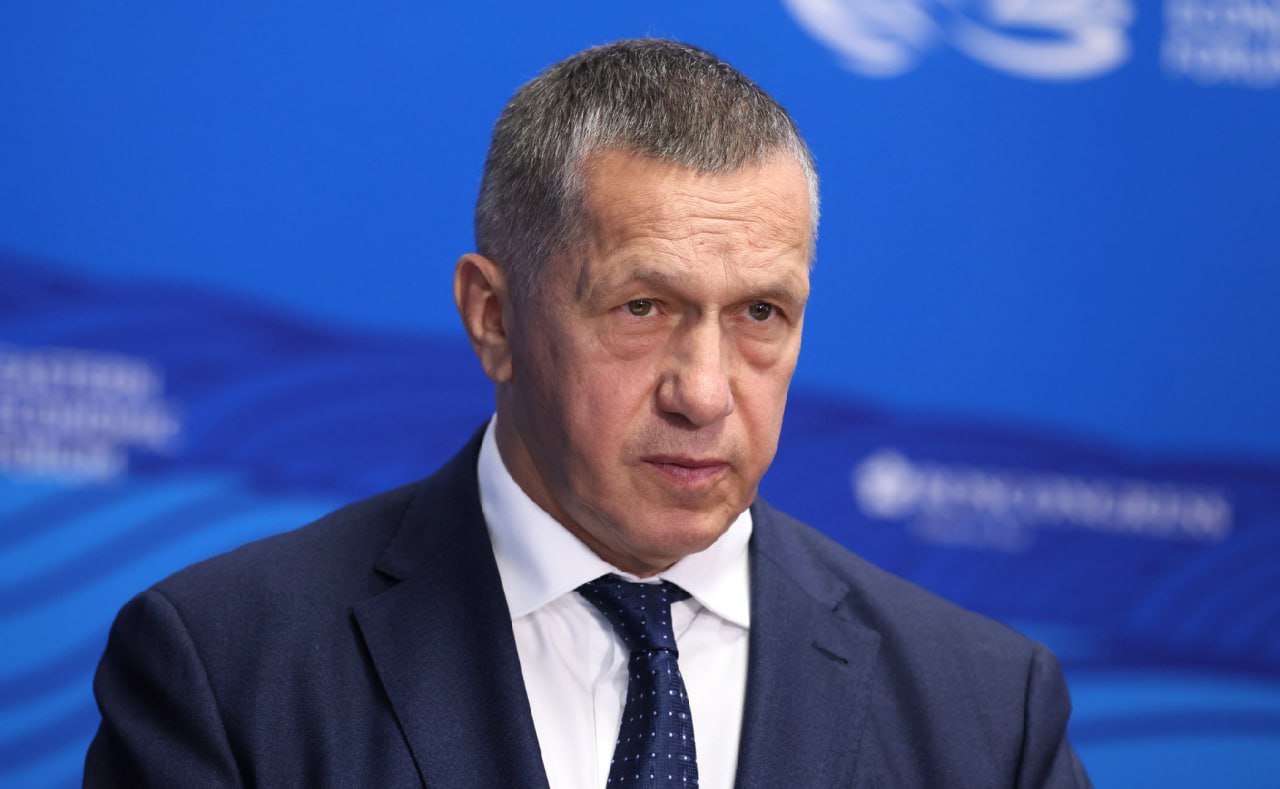 Трутнев констатировал нехватку электроэнергии на Дальнем Востоке Дефицит электроэнергии на Дальнем Востоке негативно сказывается на реализации новых инвестиционных проектах и замедляет экономическое развитие макрорегиона Об этом сообщил вице премьер полномочный представитель президента РФ в ДФО Юрий Трутнев С электроснабжением ситуация действительно не очень простая и похвастаться тем что ее удалось решить я не смогу Я могу только сказать что она решается и мы обязательно вместе с Министерством энергетики добьемся чтобы она была решена Нехватка электроэнергии ощущается Она ощущается для целого ряда новых инвестиционных проектов и потихонечку по сути дела уже притормаживает экономическое развитие макрорегиона сказал Трутнев в эфире телеканала Россия 24 geonrgru YouTube sponsr ru