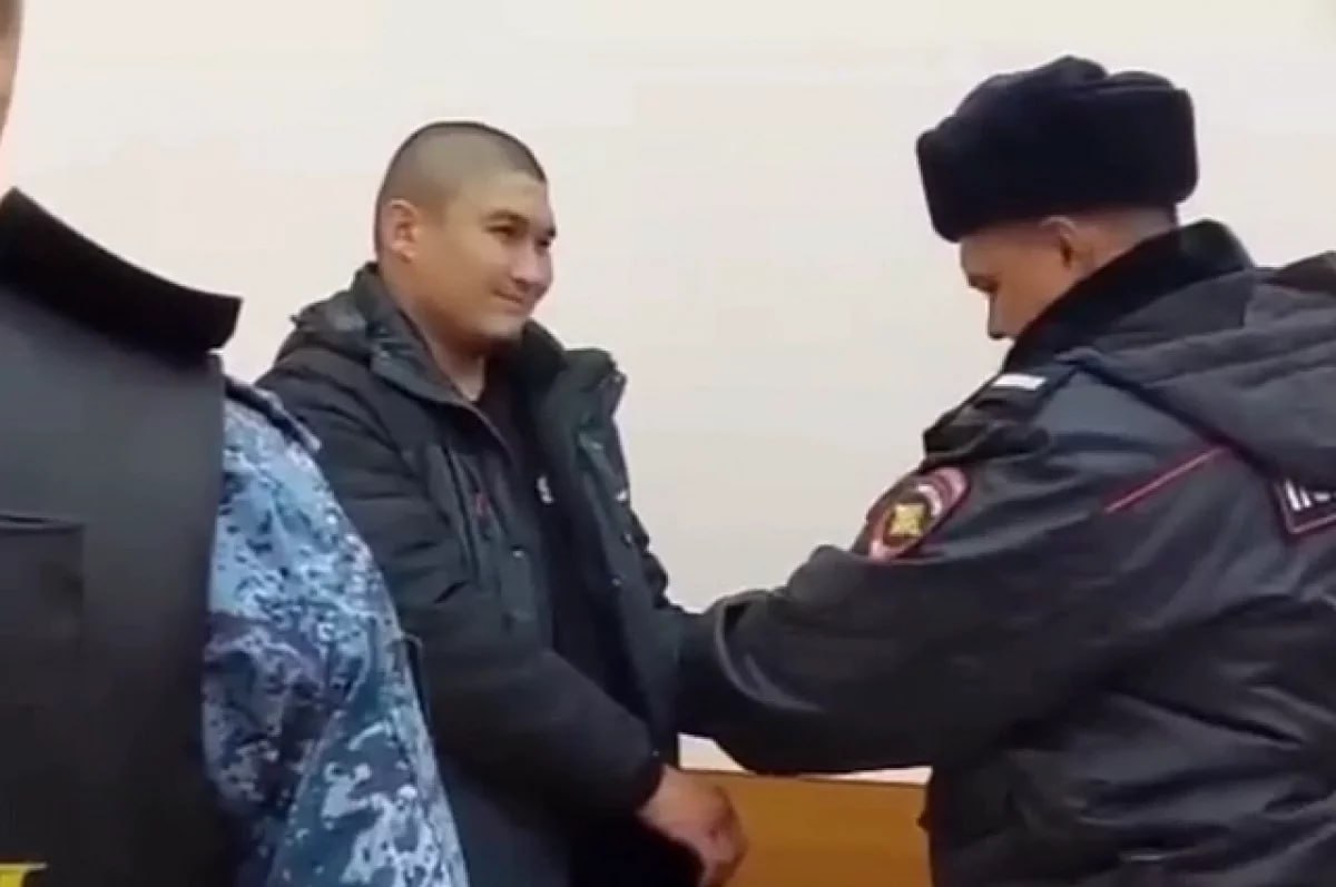 В Мелеузе вынесен обвинительный приговор бывшему инспектору исправительной колонии Nº7 Мужчина признан виновным в получении взяток на 110 тысяч рублей превышении полномочий и покушении на сбыт наркотиков Следствие установило что младший инспектор за денежное вознаграждение систематически проносил на территорию колонии мобильные телефоны продукты и запрещенные вещества для осужденных Суд назначил ему наказание в виде 11 лет колонии строгого режима Спутник FM Уфимская Волна