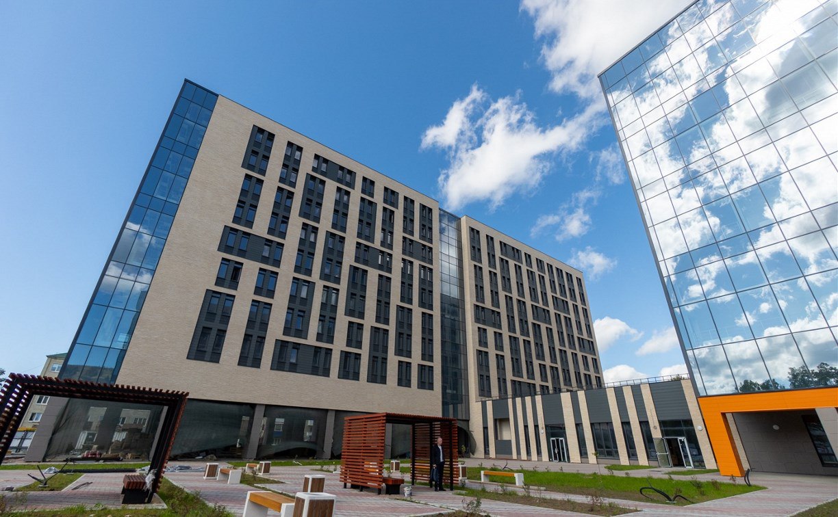 В Южно Сахалинске построены основные объекты студенческого городка передового кампуса СахалинТех в общежитие которого уже заселились первые студенты Общая площадь студгородка составит около 36 тыс кв м здесь возводятся три девятиэтажных корпуса оснащённые всем необходимым для комфортного проживания Строительство кампуса инициировано губернатором Сахалинской области Валерием Лимаренко в рамках нацпроекта Наука и университеты реализуемого по поручению Президента России Владимира Путина Параллельно на территории бывшего Дома офицеров продолжается строительство научно образовательного центра Площадь кампуса с современными лабораториями и учебными аудиториями превысит 88 тыс кв м единовременно здесь смогут обучаться до 2 5 тыс студентов Кампус является одним из ключевых объектов мастер плана Южно Сахалинска реализация которого проходит при участии Минвостокразвития России и Корпорации развития Дальнего Востока и Арктики КРДВ СахалинскаяОбласть Сахалин Южно Сахалинск вуз кампус