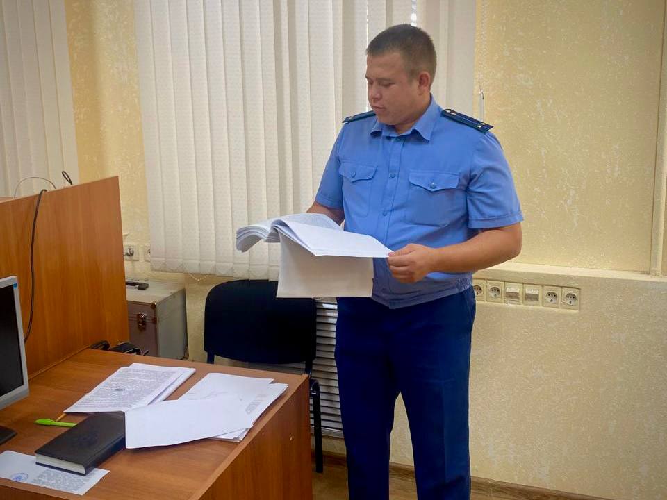 За причинение телесных повреждений своему сыну рецидивист отправился в колонию строгого режима Прокуратурой Новоалександровского района поддержано государственное обвинение по уголовному делу в отношении ранее судимого 65 летнего жителя региона Он признан виновным по ч 1 ст 112 УК РФ умышленное причинение средней тяжести вреда здоровью В суде установлено что в марте 2025 года подсудимый находясь в своем доме в хуторе Чапцев в ходе возникшего конфликта между ним и его несовершеннолетним сыном причинил последнему телесные повреждения в виде перелома четырех пальцев правой руки В результате противоправных действий ребенку причинен вред здоровью средней тяжести С учетом обстоятельств дела и позиции государственного обвинителя мировой судья приговорил подсудимого к наказанию в виде лишения свободы сроком на 1 год и 2 месяца с отбыванием в колонии строгого режима Приговор суда вступил в законную силу Сайт Тelegram ВК Обратиться в прокуратуру