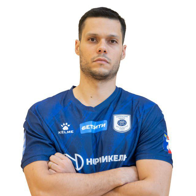 Игрок мини футбольный команды Норникель и бывший форвард сборной Бразилии Алекс Фелипе скончался в аэропорту Ухты после матча Ему было всего 32 года Как стало известно SHOT известный футзалист почувствовал себя плохо сегодня около 19 часов вечера после полуфинального матча Кубка России по футзалу с клубом Ухта Уже в аэропорту перед вылетом спортсмен потерял сознание упал и ударился головой об пол Ему пытались помочь очевидцы и подоспевшие медики с дефибрилятором но спасти не смогли Точная причина смерти пока выясняется Фелипе играл за Норильский никель с 2020 года он забил 67 голов и отдал 55 передач в 140 матчах Суперлиги и был лучшим игроком сезона в своëм клубе в 2024 году У Алекса остались жена и двое маленьких детей Подписывайся на SHOT в MAX   max ru shot