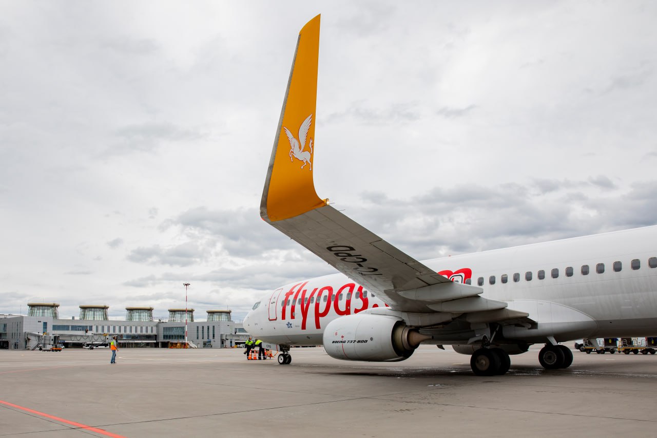 Pegasus Airlines с 6 января 2025 года увеличит количество рейсов между Стамбулом  SAW  и Санкт-Петербургом до двух в день  К ежедневным вылетам из Пулкова в 14:25 добавится рейс в 02:30 с прибытием в аэропорт Стамбула имени Сабихи Гёкчен в 06:25. Время в пути — около 4 часов.   Стоимость билетов начинается от 22 511 ₽ OW и от 40 702 ₽ RT.