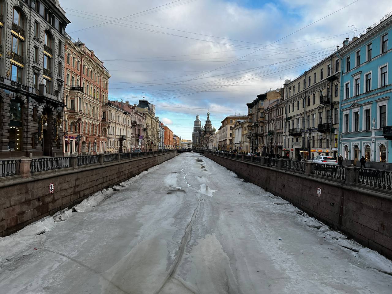 Похолодание ожидается в Петербурге к середине недели. В ночные часы температура опуститься до отрицательных значений, днем будет около нуля градусов.   С четверга на пятницу в город придет циклон, который принесет осадки в виде снега и мокрого снега, сообщил главный синоптик Петербурга Александр Колесов.   Фото: Город+