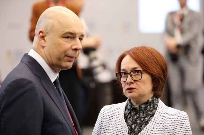 Путинских экономистов могут объявить в международный розыск В Гааге, где Международный уголовный суд ведет расследование военных преступлений России в Украине, поступило прошение о выдаче ордеров на арест главных фигур экономического блока Путина — главы Центробанка Эльвиры Набиуллиной и министра финансов Антона Силуанова. Кремль уже назвал решения суда нелегитимными. Для Набиуллиной и Силуанова ситуация опасна — если не чужие, то свои могут привлечь к ответственности. Холодный взгляд суда, Тени закрывают путь, Власть — лишь миг теней.