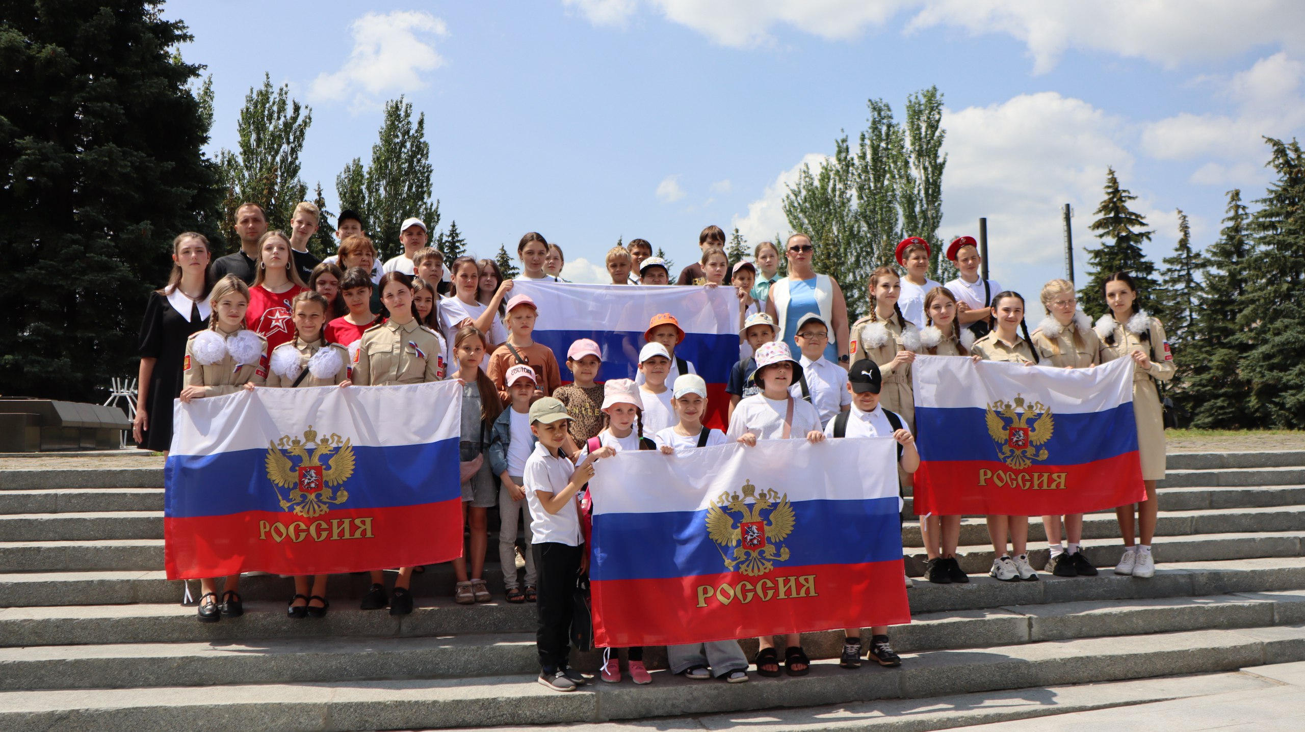 Сегодня сотрудники музея истории города Ровеньки провели акцию «Три символа родной державы», посвященную Дню России. Участники мероприятия узнали об истории праздника, основных вехах развития Российского государства, государственных символах. В заключение мероприятия на мемориальном комплексе «Слава» участники акции развернули российские триколоры.