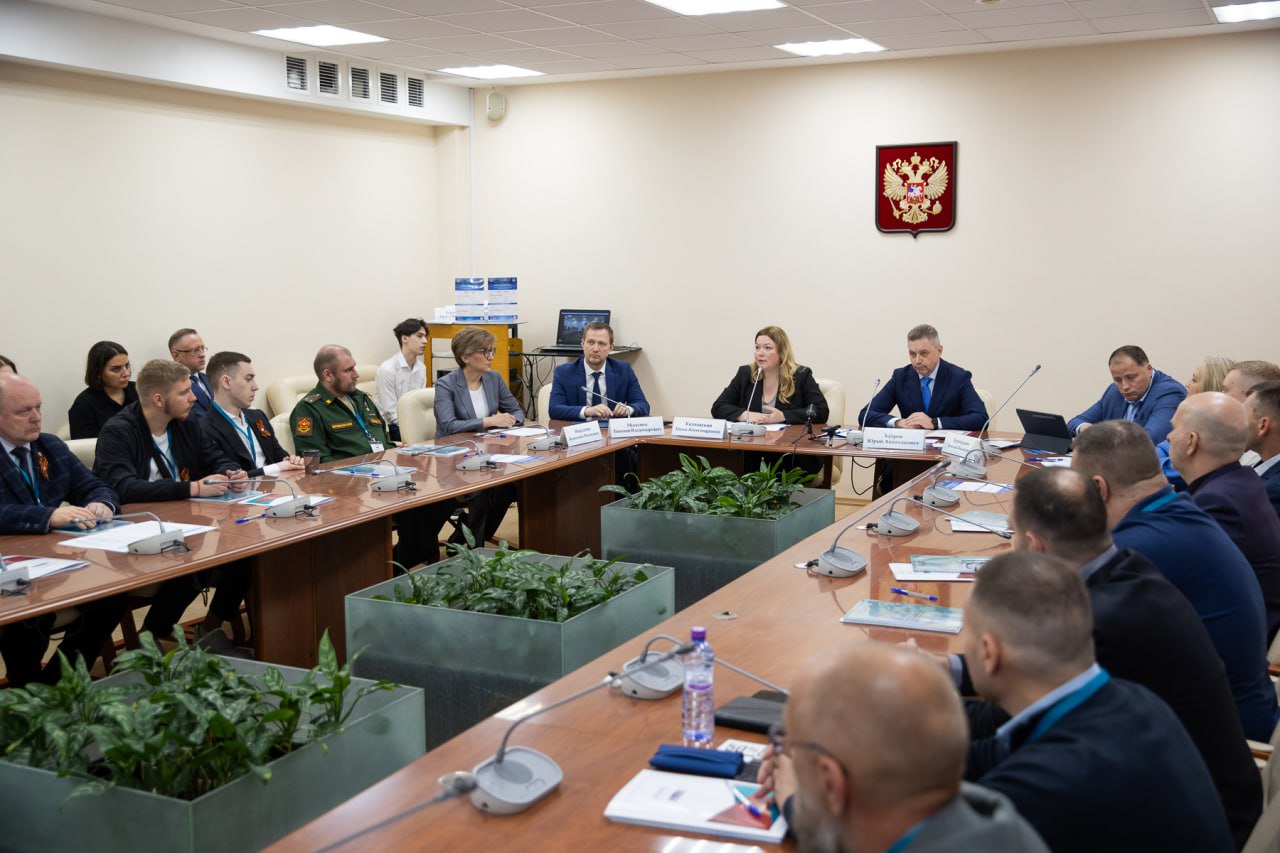 В Одинцовском филиале МГИМО МИД России состоялась церемония открытия программы профессиональной переподготовки «Управление городской инфраструктурой и развитием территорий». Защитники Отечества из Московской, Нижегородской, Рязанской, Смоленской, Тульской, Новгородской областей, а также из Москвы и Санкт-Петербурга пройдут обучение, которое продлится до 17 июля 2025 года. А проведут его 30 преподавателей, среди которых действующие руководители органов власти и практикующие эксперты отрасли. «Одно из приоритетных направлений нашей работы – помощь ветеранам СВО и их семьям в профессиональной переподготовке и поиске работы. Наши ребята – ответственные и неравнодушные люди, обладающие колоссальным жизненным опытом и целеустремленностью. Они и дальше готовы вносить свой вклад в развитие родной страны. Участие в программе не только сыграет большую роль в их самореализации, но и даст возможность воплотить идеи для создания удобной, безопасной и современной городской среды. Благодарим партнеров за совместную подготовку таких востребованных образовательных программ, обязательно будем продолжать эту работу», – отметила статс-секретарь – заместитель Министра обороны РФ, председатель фонда «Защитники Отечества» Анна Цивилева. В программу входят теоретическая и практическая подготовка по основам государственного и муниципального управления, административно-правовым и технико-организационным вопросам, развитию территорий и цифровизации городского хозяйства. Для участников также предусмотрено бесплатное проживание и питание, доступна современная инфраструктура кампуса Одинцовского филиала МГИМО, в том числе спортивно-оздоровительный комплекс, бассейн и библиотека. Кроме очных занятий запланированы выездные семинары на инфраструктурные объекты Москвы и Московской области и культурные мероприятия. После завершения обучения слушатели программы получат диплом государственного образца для дальнейшего трудоустройства. Проект реализует Главное управление по обслуживанию дипломатического корпуса ГлавУпДК при МИД России по поручению Министра иностранных дел РФ Сергея Лаврова и Президента РФ Владимира Путина совместно с Государственным фондом «Защитники Отечества» и МГИМО.