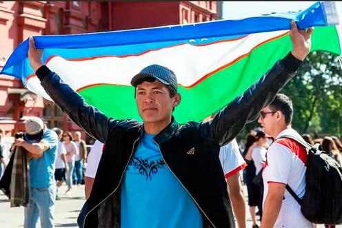 В первой половине 2025 года Узбекистан обеспечил официальное трудоустройство за рубежом 86 3 тысячи граждан На расширенном заседании фракции партии Миллий тикланиш в Олий Мажлисе сообщили что за полгода создано 211 тысяч рабочих мест с зарплатой от 1500 в странах ЕС Японии Великобритании и Южной Корее Узбекистану удалось увеличить квоты на рабочие визы и заключить соглашения с 129 крупными зарубежными предприятиями Как следствие международные денежные переводы за первые шесть месяцев выросли на 27 по сравнению с прошлым годом достигнув 8 2 млрд Подробнее на сайте Ферганы fergananews