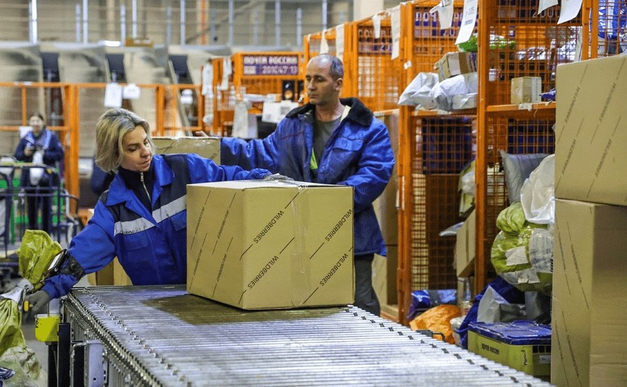 Минцифры работает над законопроектом о Почте России который выравняет условия для оператора маркетплейсов и логистических сервисов По словам главы ведомства Максута Шадаева за последние несколько лет маркетплейсы и другие службы доставки фактически каннибализировали Почту Росии отобрав у неё наиболее экономически эффективные сегменты рынка vc ru legal 2744462