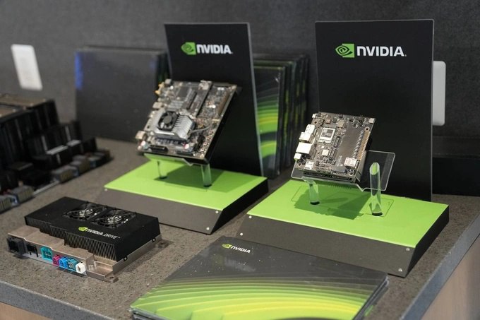 Узбекистан планирует закупить у Nvidia два вычислительных кластера для ИИ на 1 МВт Глава Минцифры Шерзод Шерматов обсудил с руководством американской компании возможность поставки оборудования для кластеров Один из них предполагается использовать в образовательных и исследовательских целях другой для проектов цифрового правительства медицины банков и промышленного ИИ Стороны планируют заключить соглашения по проектам в 2026 году в зависимости от наличия мощностей и согласования вопросов экспортного контроля Также при участии американской компании будет создан комплекс AI Center for Excellence стоимостью 3 млн Кроме того Узбекистан закупит у Nvidia технику для суперкомпьютерной инфраструктуры при вузах Контракт планируется подписать до конца этого года   www spot uz ru 2025 11 10 nvidia Telegram Instagram YouTube