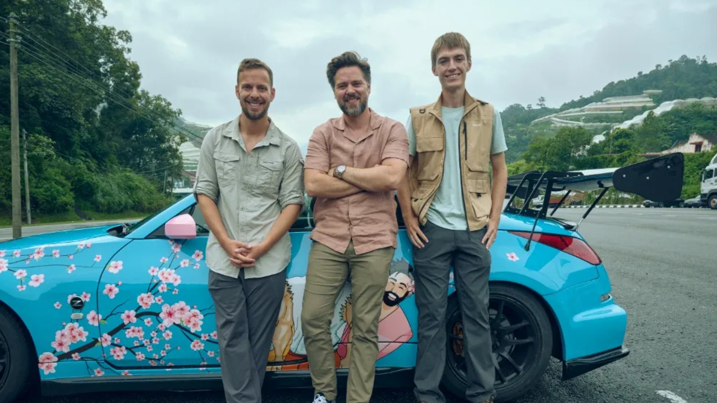 Шоу The Grand Tour вернётся в 2026 году с новыми ведущими В качестве ведущих Amazon пригласила авторов автомобильного канала Throttle House c 3 35 млн подписчиков и блогера Фрэнсиса Буржуа Джереми Кларксона и остальных в этот раз не будет Авторы проекта уверяют что новая тройка ведущих создаёт отличную химию и сможет передать дух приключений за который аудитория полюбила Top Gear Новый сезон The Grand Tour из шести серий выйдет в сервисе Prime Video В нём ведущие прокатятся по Анголе Малайзии и Калифорнии rozetked me news 44238