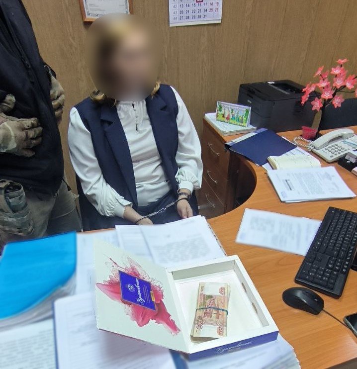 Замглавы администрации задержали при получении крупной взятки www newsler ru society 2025 10 15 zamglavy administracii zaderzhali pri poluchenii krupnoj vzyatki Чиновницу подозревают в получении денег за содействие при заключении муниципального контракта