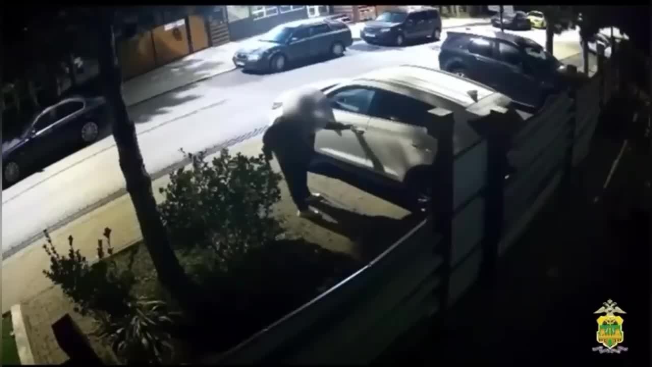 В Красной Поляне задержан мужчина за кражу из автомобилей и домов