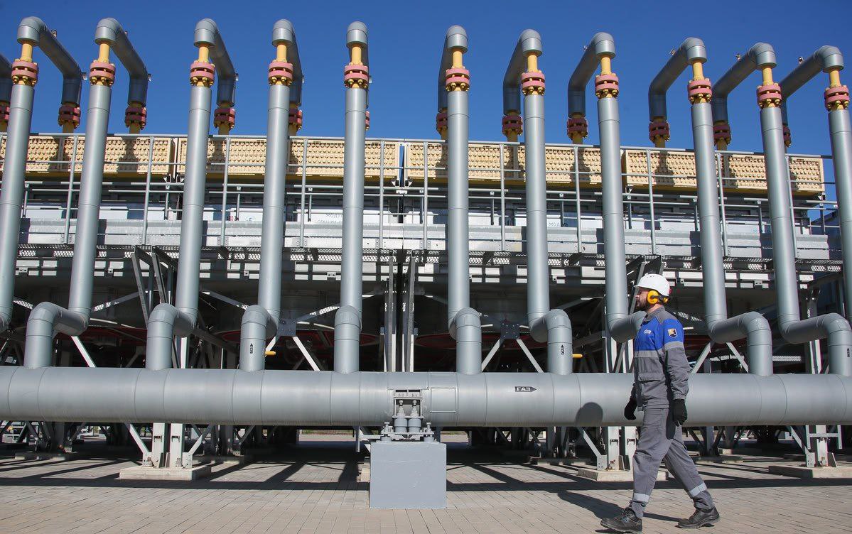 Экспорт российского газа в Европу по «Турецкому потоку» вырос на 13%. Россия за четыре месяца 2025 года нарастила экспорт до 5,76 млрд куб. м. При этом в апреле поставки замедлились на фоне потепления и рекордного импорта СПГ Евросоюзом. Средняя загрузка «Турецкого потока» в европейском направлении в апреле 2025 года оказалась на 1,9% выше, чем за аналогичный период прошлого года. Поставки через «Турецкий поток» в Европу в 2024 году выросли на 23%, до 16,7 млрд «кубов». На сегодня этот газопровод остается единственным активным маршрутом поставок российского газа в европейском направлении после прекращения транзита через Украину.