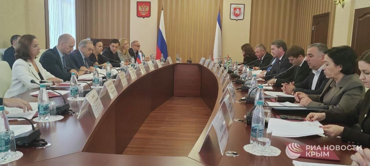 Власти Крыма и Абхазии подписали протокол о сотрудничестве на ближайшие три года В регион прибыла делегация Кабинета министров Абхазии В рамках визита в Симферополе состоялось заседание на котором обсуждался план сотрудничества республик по различным направлениям на 2025 2027 годы передает корреспондент РИА Новости Крым   Торгово экономическая сфера Стороны договорились о проведении реверсной бизнес миссии из Абхазии в Крым а также о презентации экономического и инвестиционного потенциала Абхазии на Ялтинском экономическом форуме   Сельское хозяйство Отмечена необходимость обмена опытом по выращиванию и переработке эфиромасличного сырья Также условились сформировать список абхазских компаний заинтересованных во взаимодействии с организациями аграрно промышленного комплекса Крыма  Промышленность Стороны подтвердили готовность поставлять друг другу необходимую продукцию Крым товары электроприборостроения сварочное оборудование косметику продукцию химпрома Абхазия цитрусовые безалкогольные напитки воду Как отметил зампредседателя Совета министров Крыма постпред республики при президенте России Георгий Мурадов Абхазия настоящий друг региона По его словам сотрудничество между двумя республиками имеет разносторонний характер и большие перспективы 0   Подписаться на РИА Новости Крым в Telegram MAX VK