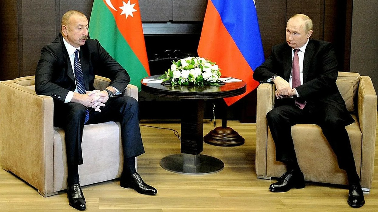 Путин поздравил Алиева с днем рождения после его отказа приехать на саммит СНГ Путин поздравил Алиева с днем рождения спустя два дня после того как азербайджанский лидер не приехал на саммит СНГ сославшись на плотный график передает ArbatMedia   Прислать новость