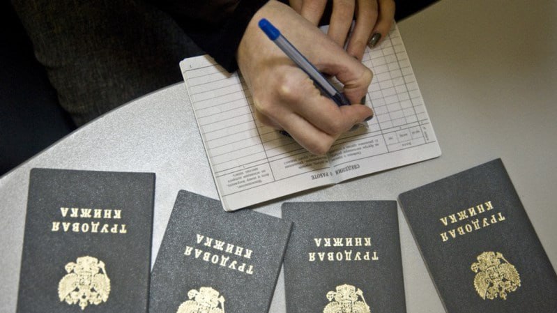 В Омске зафиксировали рекордный уровень безработицы  Уровень безработицы в Омской области обновил исторический минимум. Она составляет всего 3 %. По сравнению число безработных сократилось на 1,8 тыс. человек.  По данным Омскстата, за пять месяцев этого года, численность рабочей силы в регионе составляла 908,7 тыс. человек. На учете в службах занятости состояло 8,6 тыс. человек, из которых 7 тыс. официально признали безработными.  Ранее сообщалось, что в этом году работодатели Омской области запланировали увольнение 3,7 тыс. человек. Больше всего увольнений ожидается в таких сферах, как государственное управление и социальное обеспечение, здравоохранение и обеспечение электрической энергией.