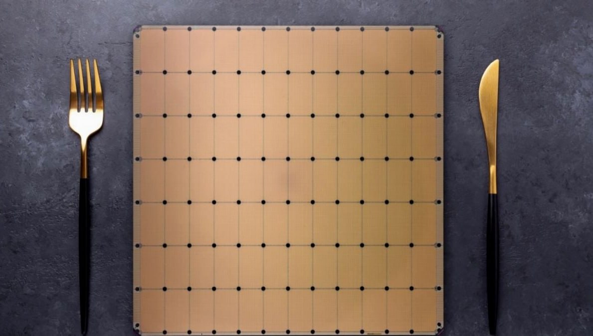 В Индии прямо сейчас строят мощнейший суперкомпьютер на 8 экзафлопс который может похоронить монополию Nvidia революцию создают технологическая группа G42 из ОАЭ и американская Cerebras Systems Итоговая махина сможет выполнять 8 квинтиллионов операций в секунду это крупнейший суперкомпьютер за пределами США и в 19 раз больше чем суммарная мощность всех суперкомпьютеров в Индии Вся фишка проекта в процессорах от Cerebras они просто гигантские размером в обеденный поднос По всей площади чипа WSE 3 в 462 квадратных сантиметра разбросаны 4 триллиона транзисторов 900 000 ядер и 44 ГБ сверхбыстрой и дешёвой SRAM памяти Да оперативка встроена прямо в процессор На выходе получаем скорость которая в 1000 раз быстрее чем передовые решения от Nvidia У популярной Nvidia H100 на которой гоняют нейросети размер чипа в 56 раз меньше и всего 90 млрд транзисторов Изначально Cerebras пришли за Nvidia в ИИ сфере недавно на их чипе WSE 3 OpenAI запустили модель GPT 5 3 Codex Spark Генерация молниеносная 1000 токенов в секунду Сотни строчек кода появляются пока вы моргаете Мужчина в кожаной куртке потеет exploitex