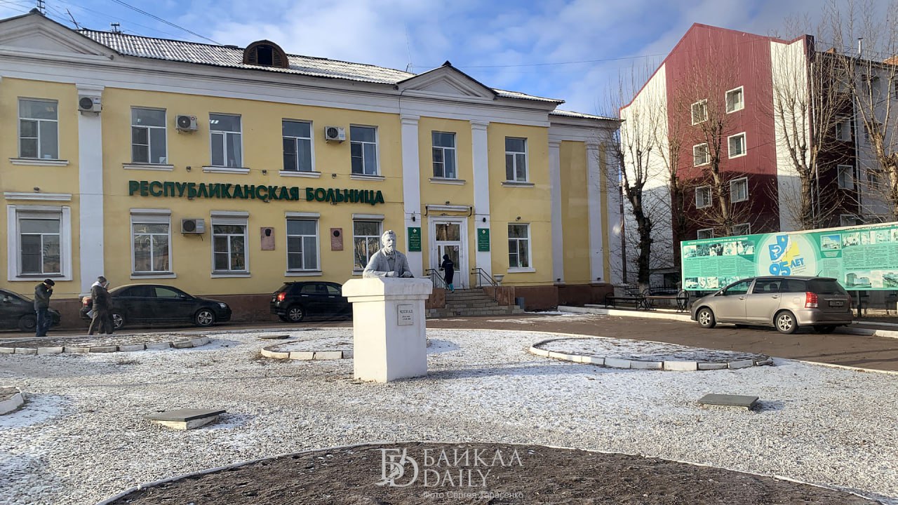 Жительница Ульяновской области написала благодарность врачам республиканской клинической больницы имени Семашко, спасшим её мужа. Мужчина получил тяжёлую производственную травму, будучи на вахте в Северомуйске. Почти месяц он находился в реанимации. За это время хирурги провели восемь операций. «Самое удивительное было для меня, когда я прилетела в Улан-Удэ и еду с аэропорта. Звонок из реанимации. Сказали, что мужа сейчас заберут на операцию, и они дожидаются меня, чтоб мы увиделись до операции», - говорится, в частности, в благодарности женщины медикам