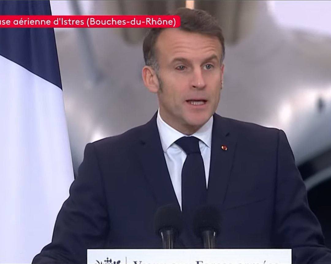 Елисейский дворец после появления президента Франции Эмманюэля Макрона на публике с покрасневшим глазом дал пояснение что это произошло вследствие лопнувшего сосуда и проблем со здоровьем у главы государства нет сообщила газета Le Parisien