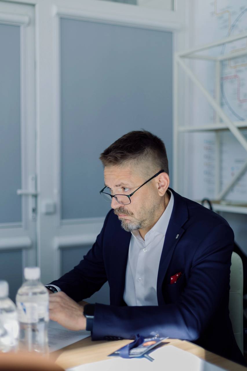 У Президента НФ новый пост:  «Сегодня состоялось ежемесячное собрание Правления НФ, которое по моему поручению провел первый вице-президент Владимир Морозов.   Традиционно, коллеги - руководители ключевых структур и кураторы направлений рассказали о результатах работы и планах на ближайшее время. Так, в рамках регионального развития ожидается значительное усиление РО в Краснодарском крае и открытие РО в Херсонской области, Центр международного развития работает над подготовкой бизнес-миссии в Кению, а Центр стратегического развития продолжает усиление экспертной позиции организации.   Обсудили предстоящие события - выезды в регионы, участие в мероприятиях, приуроченных ко Дню Строителя и подготовку ко Дню Рождения НФ. Напомню, Внеочередной Съезд мы планируем провести в Республике Татарстан по приглашению члена Правления, руководителя РО Руслана Гайнуллина.   Также на собрании член Правления НФ, руководитель комиссии по строительству, энергетике и ЖКХ Руслан Трактин рассказал о перезапуске работы комиссии, предстоящем собрании представителей комиссии в ЦФО и назначении кураторов по округам.  Благодарю коллег за проделанную работу и значительные результаты!»