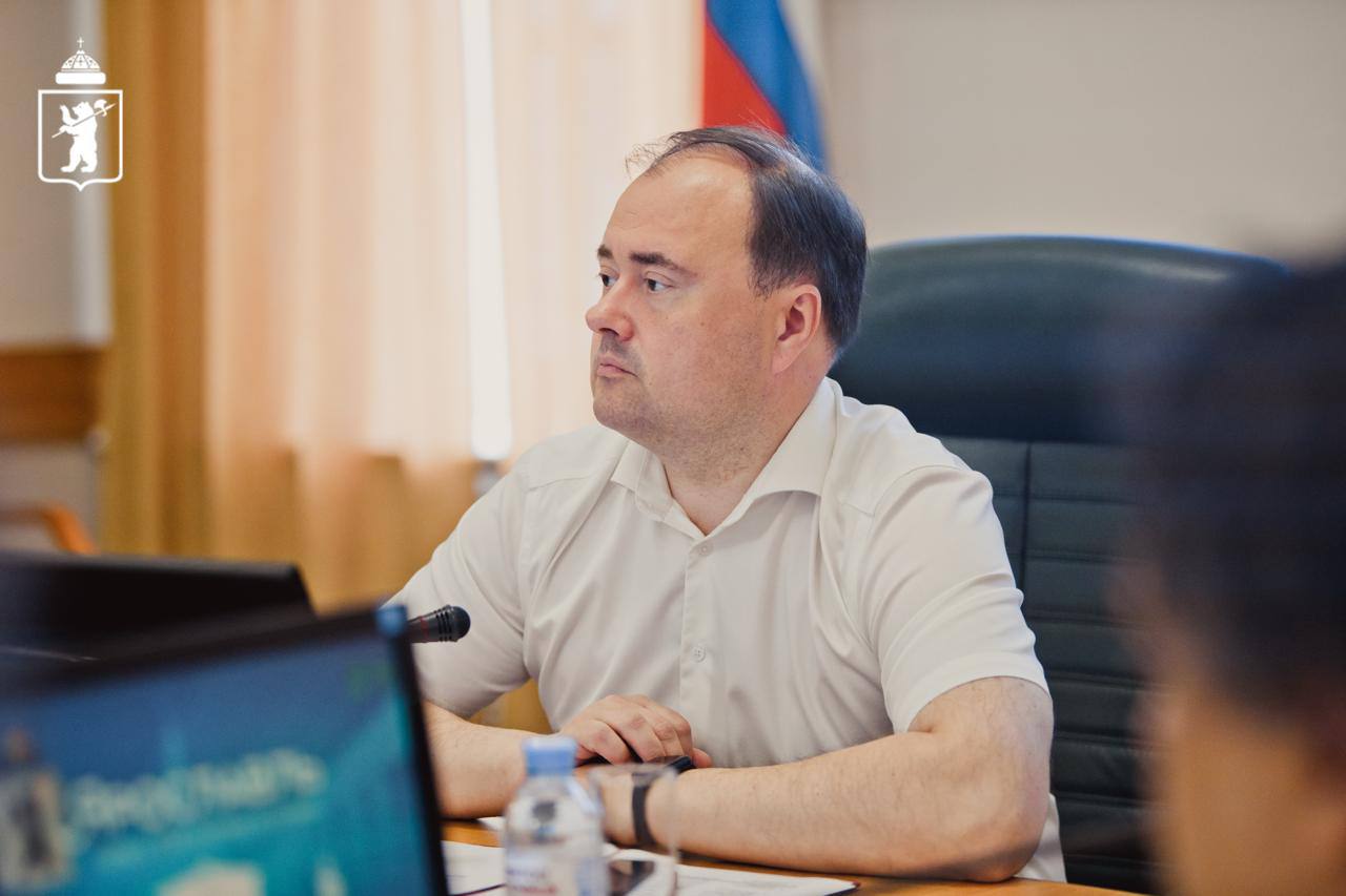 Провёл оргкомитет, посвящённый подготовке к празднованию Дня России Сегодня с коллегами в мэрии обсудили обеспечение безопасности в праздничный день. Вместе с представителями правоохранительных органов из УМВД, Росгвардии согласовали карту безопасности для порядка на массовых мероприятиях. С городским Управлением культуры утвердили программу праздничных мероприятий. Основной площадкой события станет парк на Даманском острове, где пройдут выступления творческих коллективов города и будут организованы развлечения для детей. Также на совещании обсудили проведение и маршрут ралли классических автомобилей от автоклуба «Медведь», который ежегодно устраивает заезд к этой дате. При благоприятных погодных условиях гости праздника также смогут увидеть в небе над центральной частью Ярославля парашютистов ДОСААФ с флагами России.