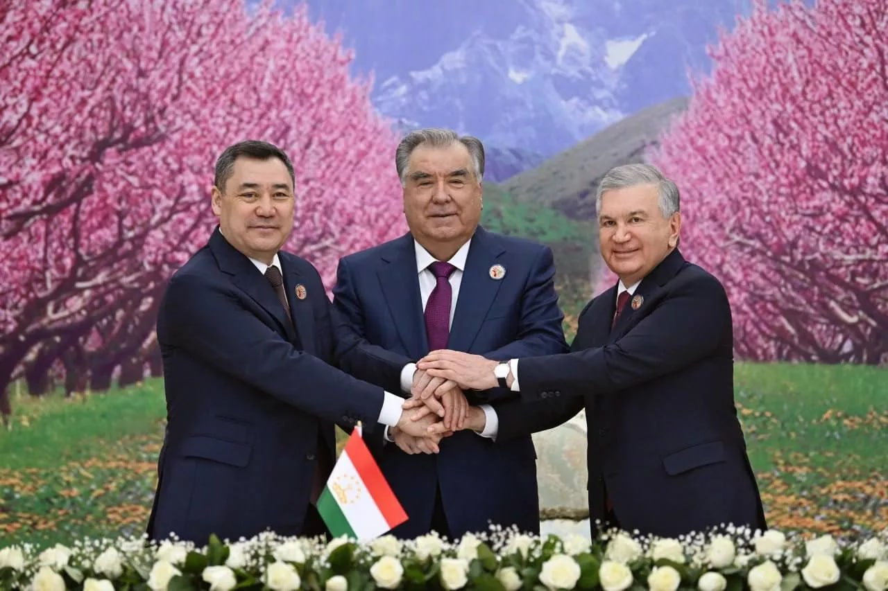Президентам Кыргызстана Таджикистана и Узбекистана вручили премию мира им Толстого за большой вклад в укрепление мира и безопасности в Центрально Азиатском регионе 31 марта 2025 года Жапаров Рахмон и Мирзиеев подписали Ходжентскую декларацию о вечной дружбе и сумели урегулировать вопрос границ Премию имени Толстого учредили в июне 2022 года Российское историческое общество Российское военно историческое общество и Российский Фонд мира Её выдают за заслуги в противодействии угрозе третьей мировой войны за демилитаризацию и так далее Спутник Ближнее зарубежье в MAX