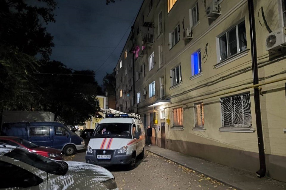 В Ростове на Дону началась эвакуация людей из треснувшей пятиэтажки в ночь на 2 октября В Ростове на Дону на улице Ивановского д 34 выявлена крупная трещина проходящая сквозь стены жилого дома О происшествии проинформировал мэр города Александр Скрябин в своём Telegram канале Несмотря на то что ранее трёхподъездный жилой комплекс не числился аварийным инцидент привлёк внимание городских властей Сейчас осуществляется временное отселение жильцов одного подъезда Для пострадавших организованы временные места размещения и пункты обогрева оборудованные прямо в автобусных салонах Жителям предложены варианты переселения в жилые помещения маневренного фонда города Те жильцы кто решит разместиться самостоятельно у родственников или знакомых получат помощь в транспортировке вещей Александр Скрябин уточнил что завтра специалисты приступят к детальному изучению причины появления трещины и проведению экспертизы здания