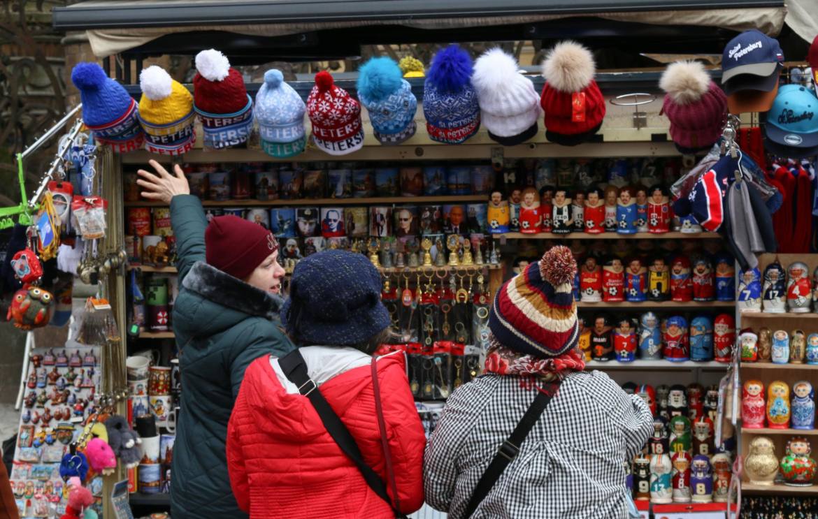 В Петербурге могут ввести ограничения на производство и продажу сувениров Депутат Законодательного собрания Дмитрий Панов выразил обеспокоенность качеством значительной части магнитов и брелоков многие из которых производятся за пределами Петербурга Отмечается что такие сувениры часто искажают цвета и пропорции известных достопримечательностей например шпиль Адмиралтейства По оценкам экспертов доминирующая часть такой продукции представляет собой импорт из стран ближнего и дальнего зарубежья что не только влечёт за собой экономические потери для городского бюджета но и негативно сказывается на качестве изделий снижая тем самым привлекательность городского образа и представляя угрозу ослабления культурной идентичности Петербурга сообщил Панов в обращении к вице губернатору города Борису Пиотровскому цитата по Парламентской газете Анастасия Кузнецова Подписаться на ДП в Telegram MAX