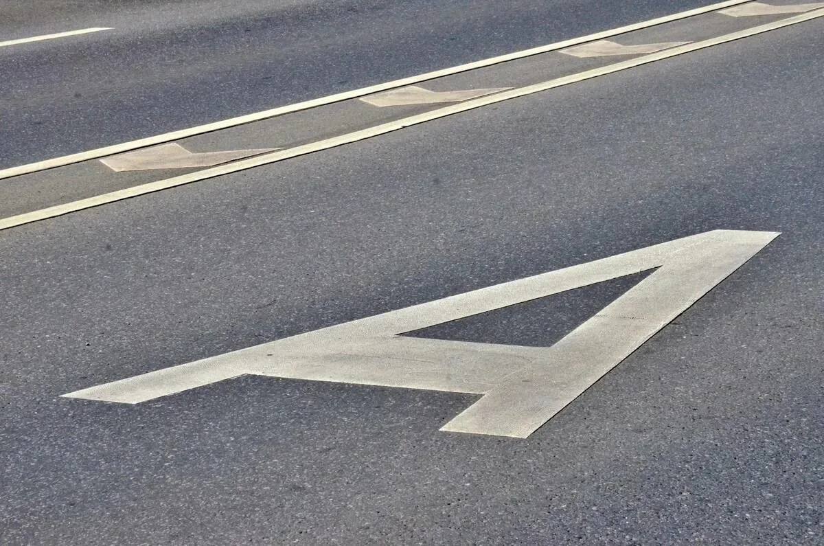 Внимание Начинаются работы по изменению схемы организации дорожного движения по ул Горького В связи с этим по ул Горького с 9 декабря на участке от пересечения с ул Карла Либкнехта до дома Nº56c1 будет организована дополнительная полоса для движения маршрутных транспортных средств Просим водителей обращать внимание на дорожные знаки и заранее планировать маршрут с учетом изменений ДТиДХ в Telegram MAX