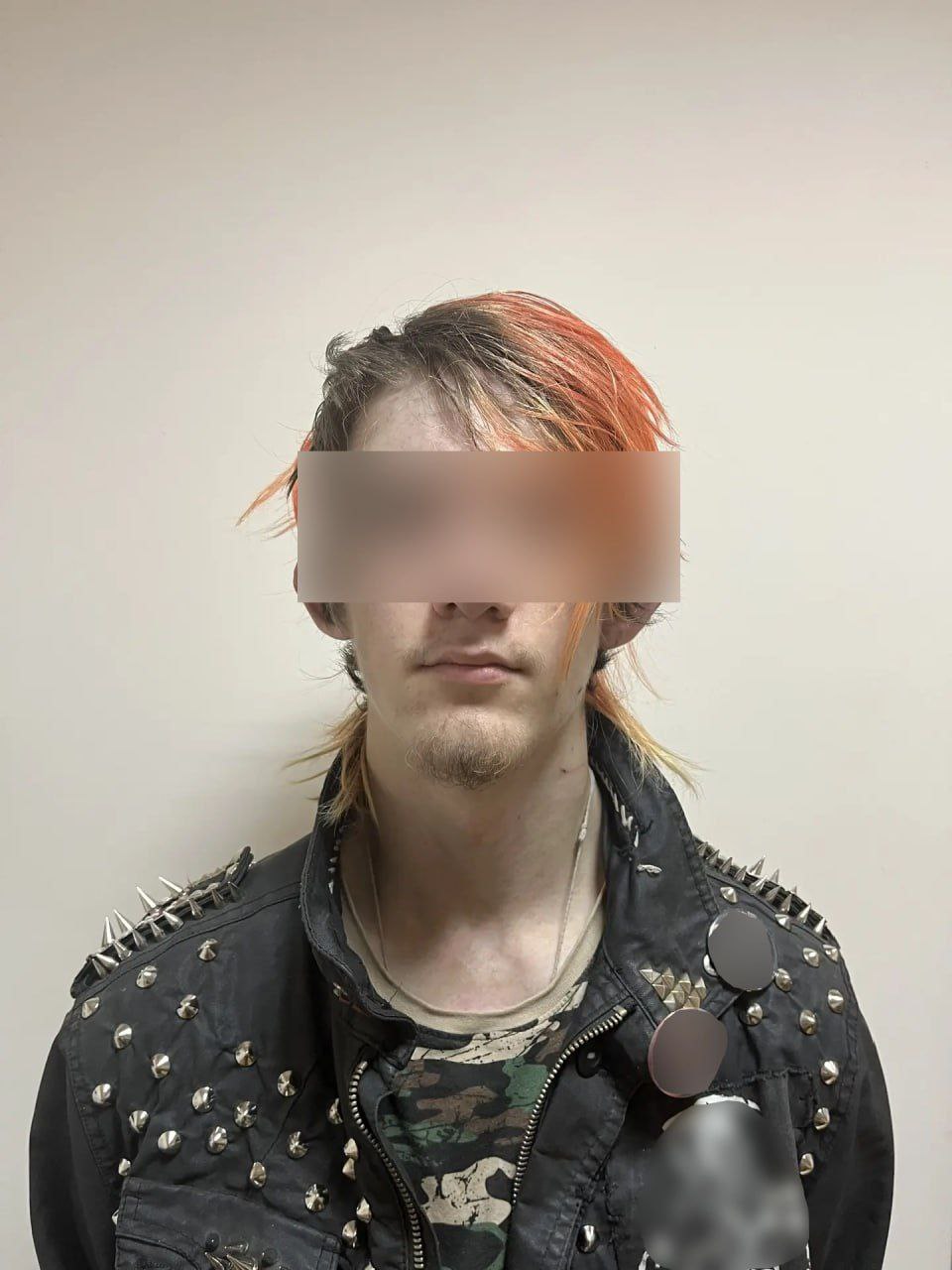 13 лет лишения свободы дали молодому жителю Ставрополя который планировал теракт в избирательной комиссии Ещё в 2024 году парень в Telegram начал переписываться с сотрудником украинских спецслужб По его заданию молодой человек планировал совершить теракт на одной из избирательных комиссий Ставрополя в Единый день голосования Осуществить задуманное ставропольцу не удалось его задержали сотрудники ФСБ Южный окружной военный суд вынес приговор 13 лет лишения свободы с отбыванием первых 3 х лет в тюрьме а оставшейся части в исправительной колонии строгого режима с ограничением свободы сроком на 1 год и 6 месяцев