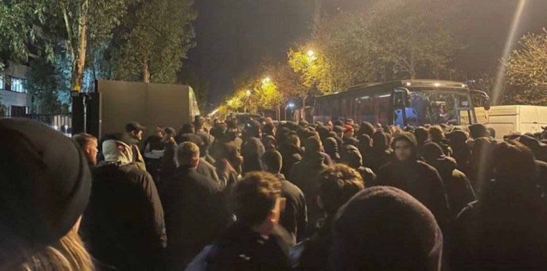 Болельщики избили игроков Ниццы после седьмого подряд поражения 400 фанатов поджидали команду на базе Сначала они призывали главного тренера уволиться а потом переключились на игроков Как сообщает Foot Mercato больше всех пострадали Жереми Бога и Терема Моффи Они получали пощечины плевки а в конце их били ногами Подписывайтесь на РИА Новости Спорт в MAX