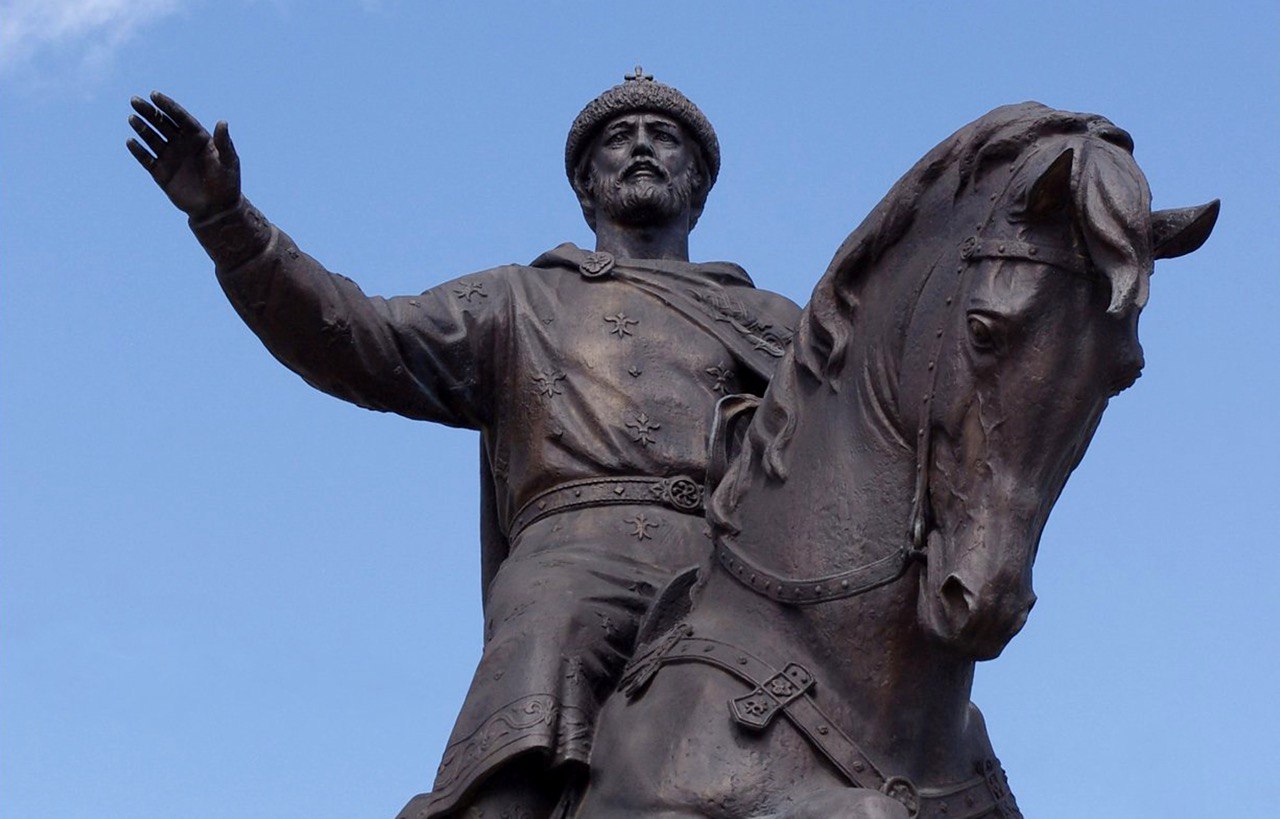 5 декабря День памяти святого благоверного великого князя Михаила Тверского В связи с этой датой к жителям Верхневолжья обратился временно исполняющий обязанности Губернатора Тверской области Виталий Королев Великий князь вошел в историю как легендарный правитель пожертвовавший собой за други своя во имя предотвращения разорения родной земли и гибели людей Для жителей Верхневолжья и всей нашей страны подвиг Михаила Ярославича стал примером стойкости мужества и беззаветного служения Отчизне Мудрый властитель отстаивал суверенный путь развития русских земель как единого сильного централизованного государства опирающегося на непреходящие духовно нравственные ценности православной веры подчеркнул Виталий Королев Глава региона отметил пусть память о святом благоверном великом князе служит вдохновляющей силой для новых побед и свершений жителей Верхневолжья во имя благополучия родного края и России Всю свою жизнь Михаил Ярославич посвятил развитию и защите тверского края Первое боевое крещение принял в возрасте 14 лет когда в 1285 году вместе с тверским отрядом помог князю Димитрию Переяславскому дать отпор ордынцам 22 декабря 1317 года у села Бортенево более чем за шесть десятилетий до Куликовского сражения войско Михаила Тверского одержало победу над монголо татарами развеяв миф о непобедимости врага 5 декабря 1318 года святой князь принял мученическую смерть в Орде спасая Родину и тысячи людей от мести ордынцев Подписаться на Пул69 в МАХ