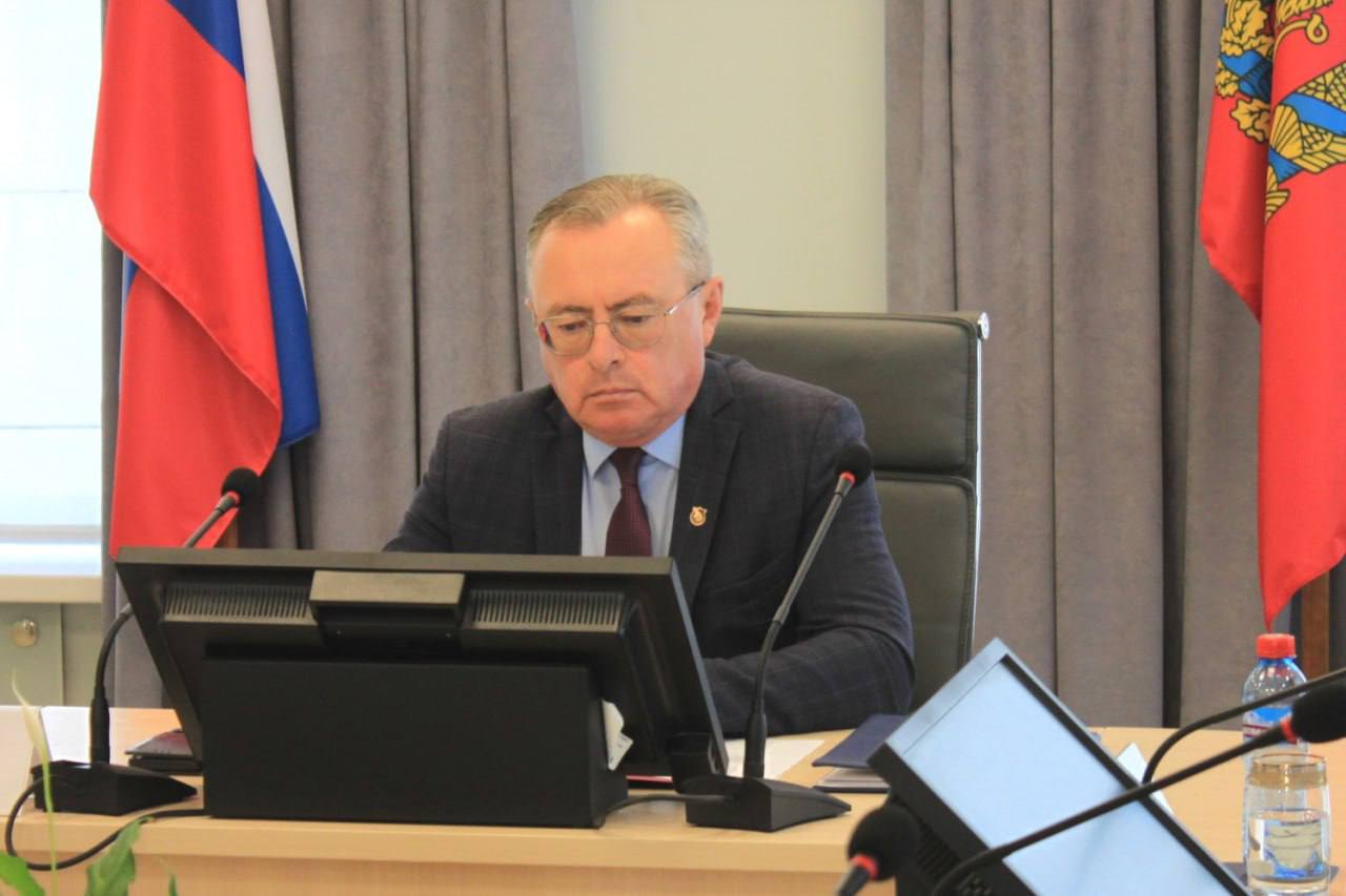 На прошлой неделе коллегия Счетной палаты Красноярского края рассмотрела результаты анализа капитальных вложений в объекты социальной сферы Анализ проводился в отношении 57 объектов из которых в эксплуатацию введены 50 По 33 объектам сроки строительства превышены по 45 объектам имеются замечания к качеству выполненных работ Счетная палата края отмечает что процесс формирования перечня строек в рассматриваемый период не отличался прозрачностью ввиду недостаточного регулирования приоритетности включения объектов и отсутствии контроля за соблюдением действующего законодательства Проверка показала отсутствие реалистичной оценки эффективности капвложений и экономической обоснованности первоначальной стоимости строительства низкое качество проектирования и недостаточную загруженность построенных объектов В целом по краю межведомственный реестр потребности в объектах социальной сферы не формируется Объекты перечня строек не содержатся в документах долгосрочного планирования их строительство не предусмотрено в целях достижения ориентиров утвержденных стратегий В результате невозможно подтвердить потребность в первоочередности строительства объектов именно в конкретной области социальной сферы конкретном населенном пункте с конкретными характеристиками По итогам экспертно аналитического мероприятия Счетной палатой Красноярского края сформулированы предложения региональному правительству органам местного самоуправления невозможно подтвердить потребность в первоочередности строительства объектов именно в конкретной области социальной сферы конкретном населенном пункте с конкретными характеристиками Мы строили строили и наконец построили непонятно что и непонятно зачем NeNASHI